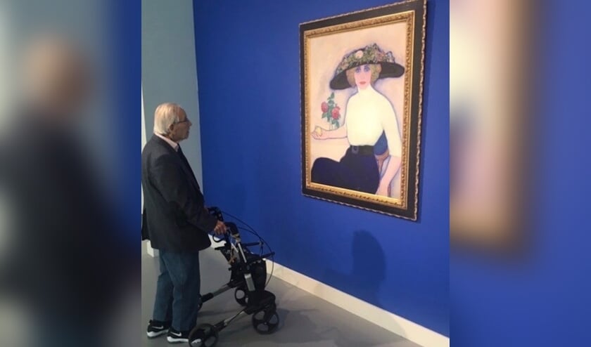 Dokter Naessens bezoekt regelmatig verschillende musea. Hier bekijkt hij werk van L. Gestel.