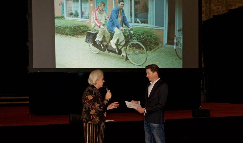 Wethouder Elly Beens overhandigt een cheque aan Jaap Algera, clustermanager De Stolp