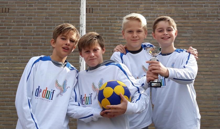 Het team van groep 7 van CBS de Duif is trots op de korfbalbeker!