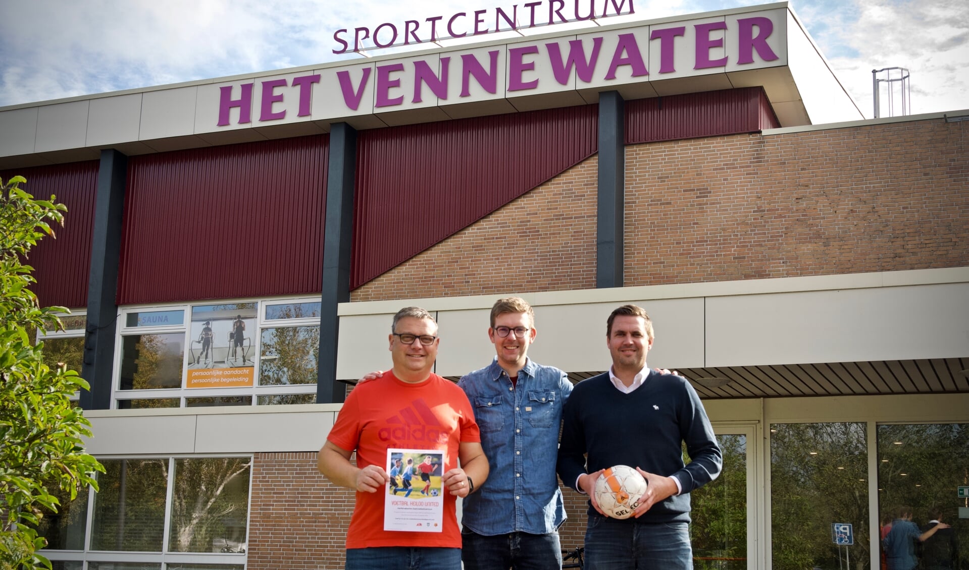De mede-initiatiefnemers van het zaalvoetbaltoernooi op 23 oktober:  Jeroen Bonhoff, Koen de Jong en Stephan de Jong.