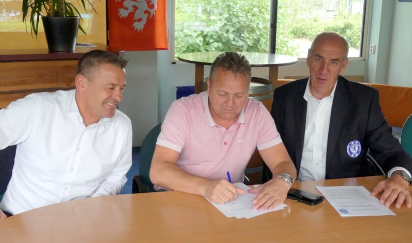 v.l.n.r; Ton Klaver (Begeleider 1e elftal FC Castricum), Jos Aarts (Directeur Zijlstra Collection) en Wim Beukers (ex-Voorzitter FC Castricum)