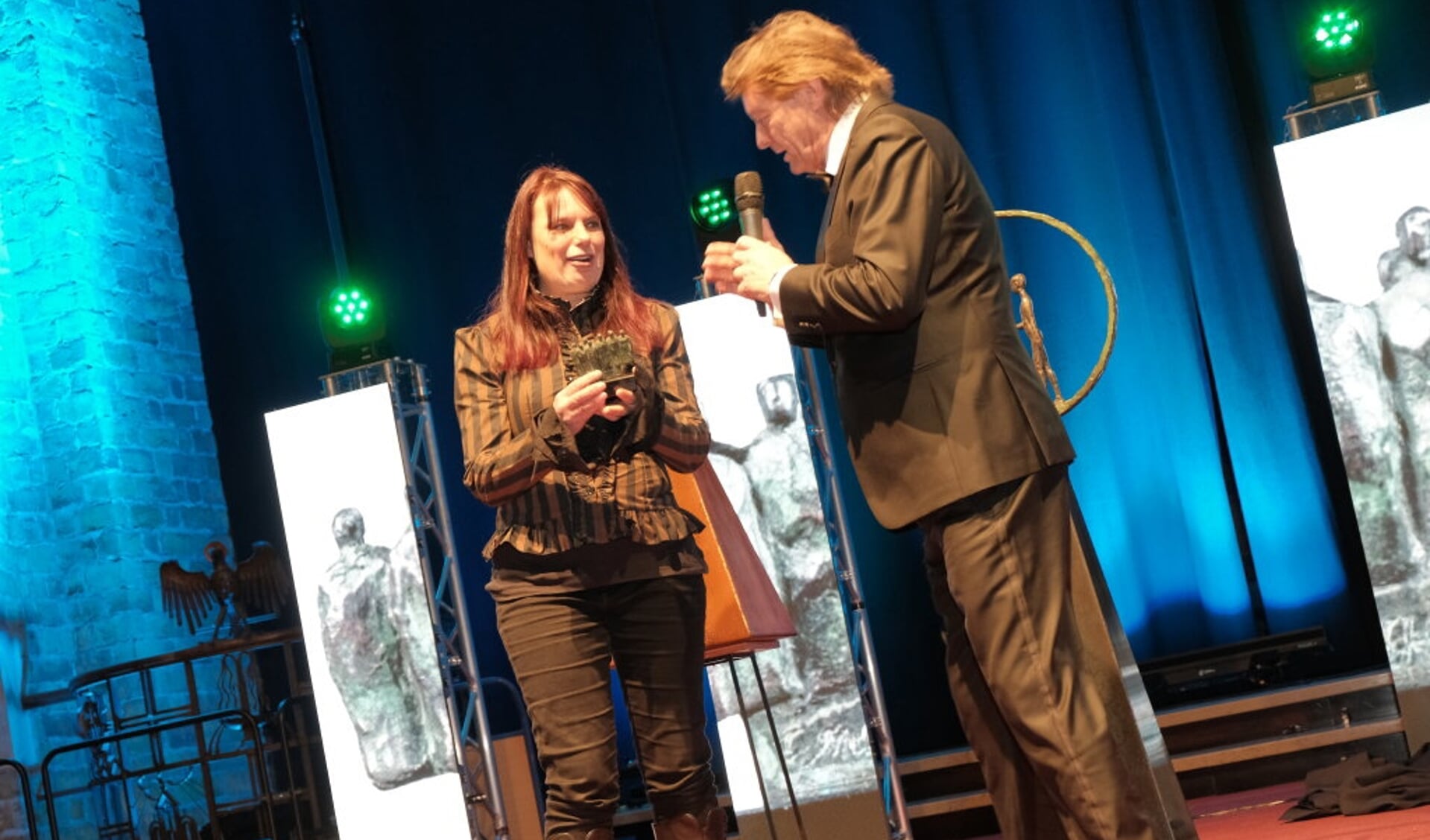 Inge Kracht won in 2018 de Publieksprijs. Aan (inmiddels oud-) voorzitter Henk Morsch de eer om de prijs te overhandigen.