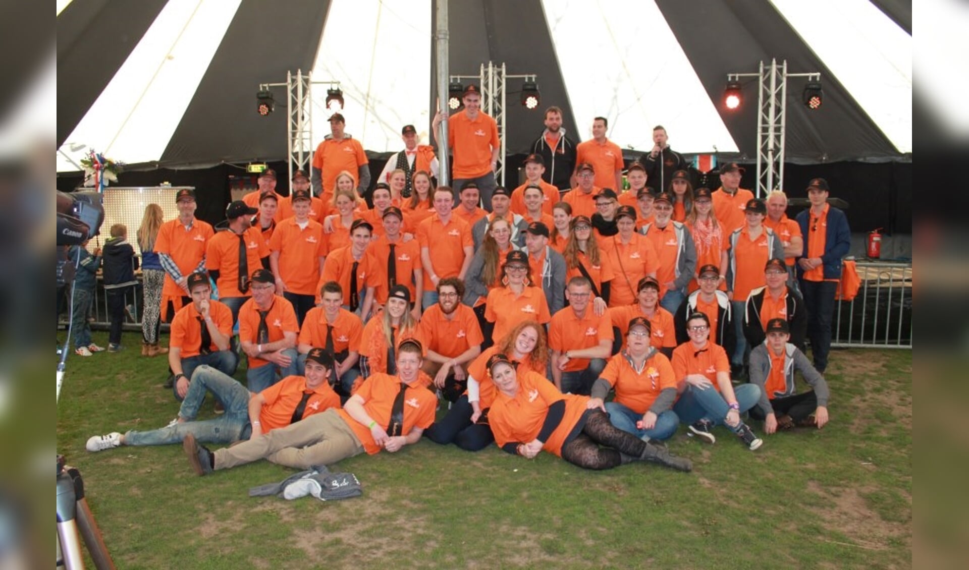 Ook de vrijwilligers van Oranjebal krijgen een bedankje. 