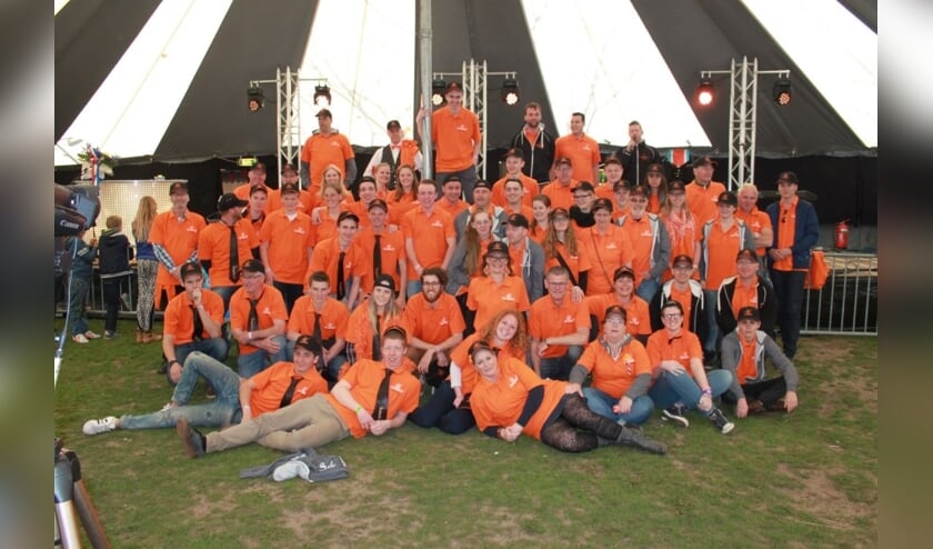 Ook de vrijwilligers van Oranjebal krijgen een bedankje.