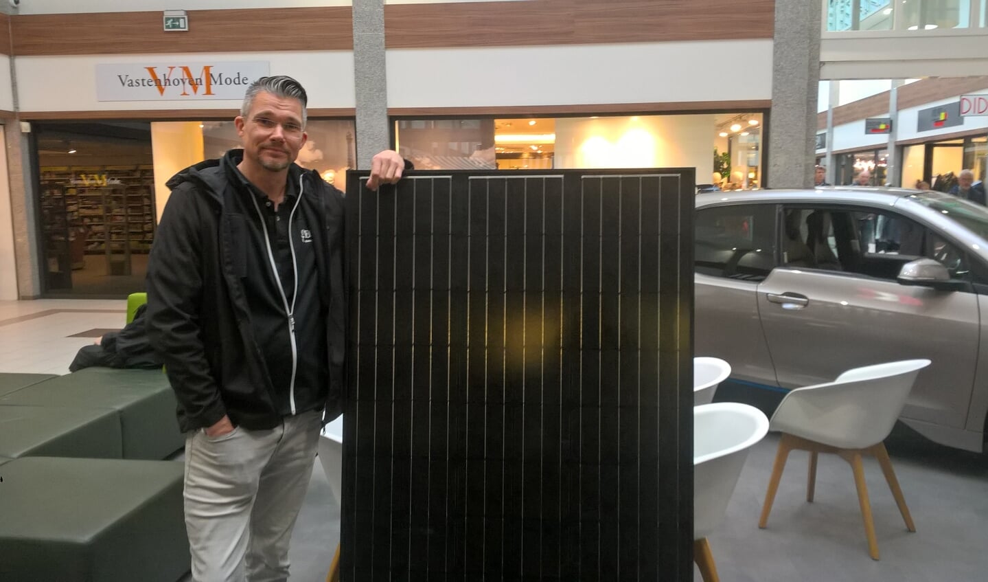 Marc Hegeman van zonnepanelenspecialist Greeny Bros. staat naast een zonnepaneel. 