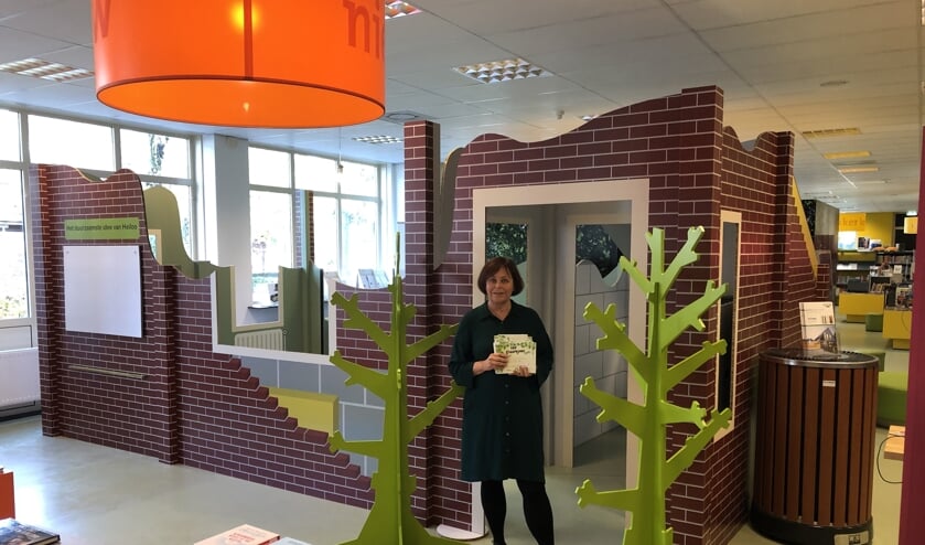 Directeur van de bibliotheek, Jeanette Braam, met door bezoekers ingevulde kaarten met duurzame tips.
