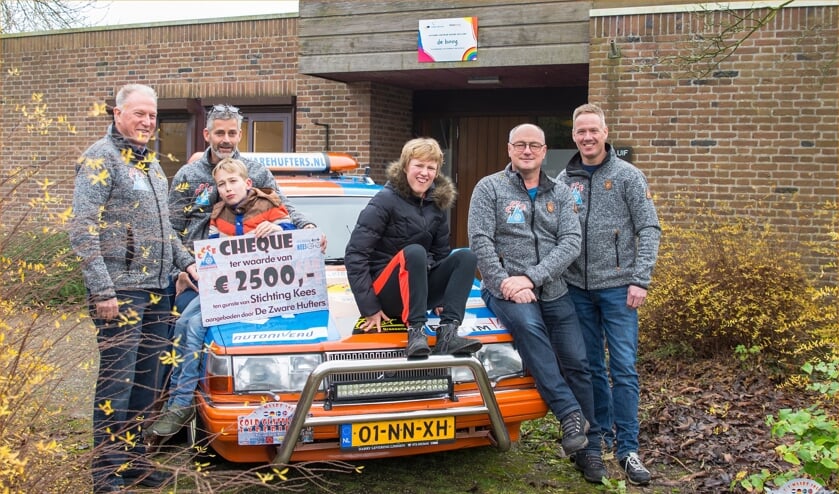 V.l.n.r. Abe Wittebrood, Rene Beerepoot, Kees Kops, Doortje de Hoogh, Peter Bijkerk en Theo Bakker.
Kees en Doortje zitten op de Boog.
