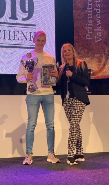 Mick Scholten ontving de prijs uit handen van Corine Boon.