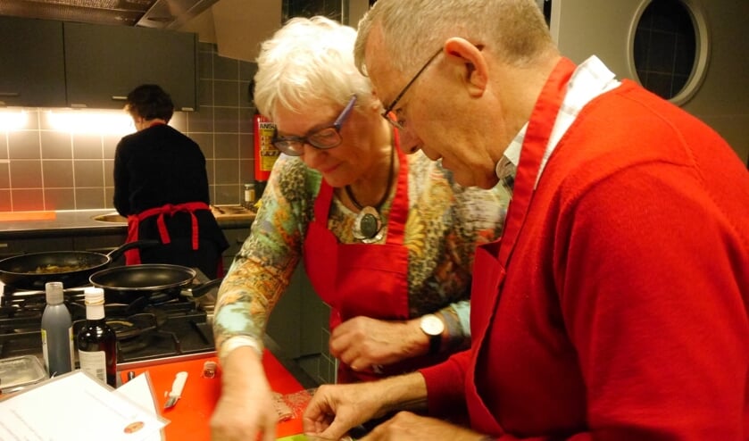 De vrijwilligers van Meet & Eat zijn lekker aan het koken.