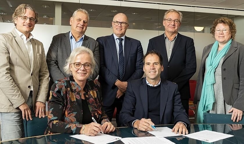Zittend van links naar rechts: wethouder Elly Beens, gemeente Heiloo en René Martens, directeur Medipoint. Staand van links naar rechts: wethouder Antoine Tromp, gemeente Bergen – wethouder Cees Beentjes, gemeente Uitgeest – wethouder Marcel Reijven, gemeente Langedijk – wethouder Ron de Haan, gemeente Castricum – wethouder Annette Valent-Groot, gemeente Heerhugowaard