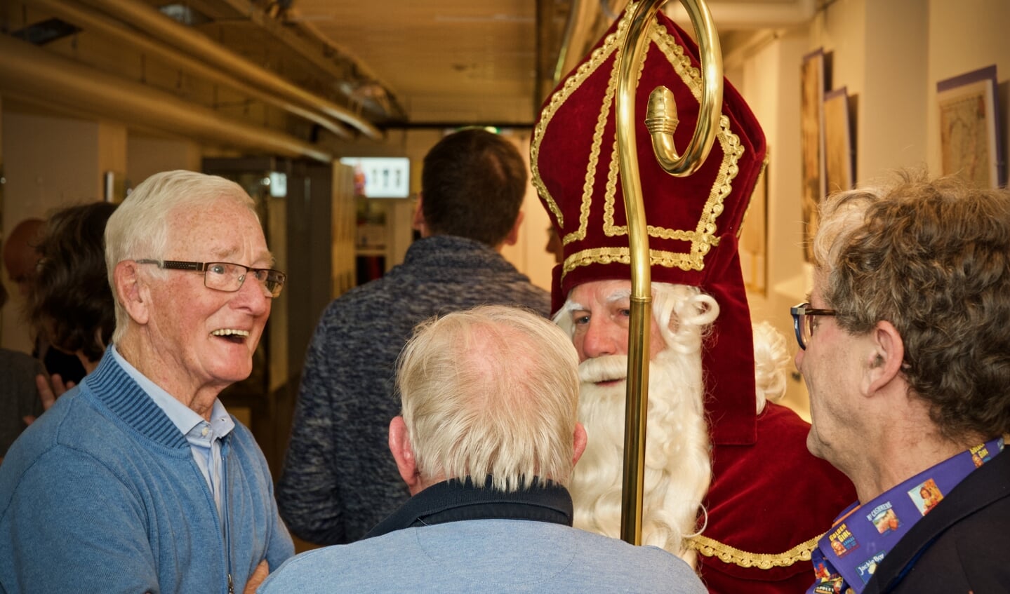 Tijdens de opening van de tentoonstelling mengt Sinterklaas zich onder de genodigden.