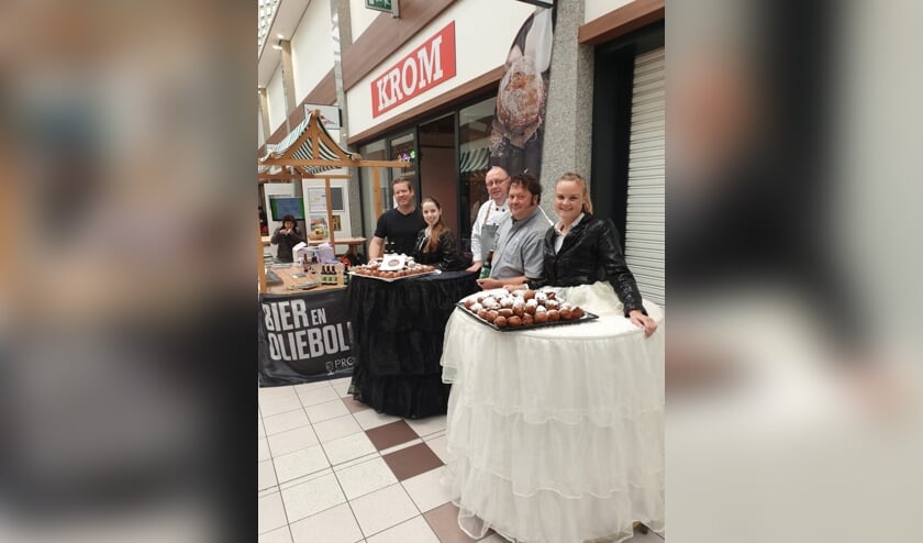 John van Bakkerij Hoetjes (l), Willem van kaashuis Tromp (m) en de schrijver van het boek Bier en Oliebollen, Arvid C. Bergstrom.