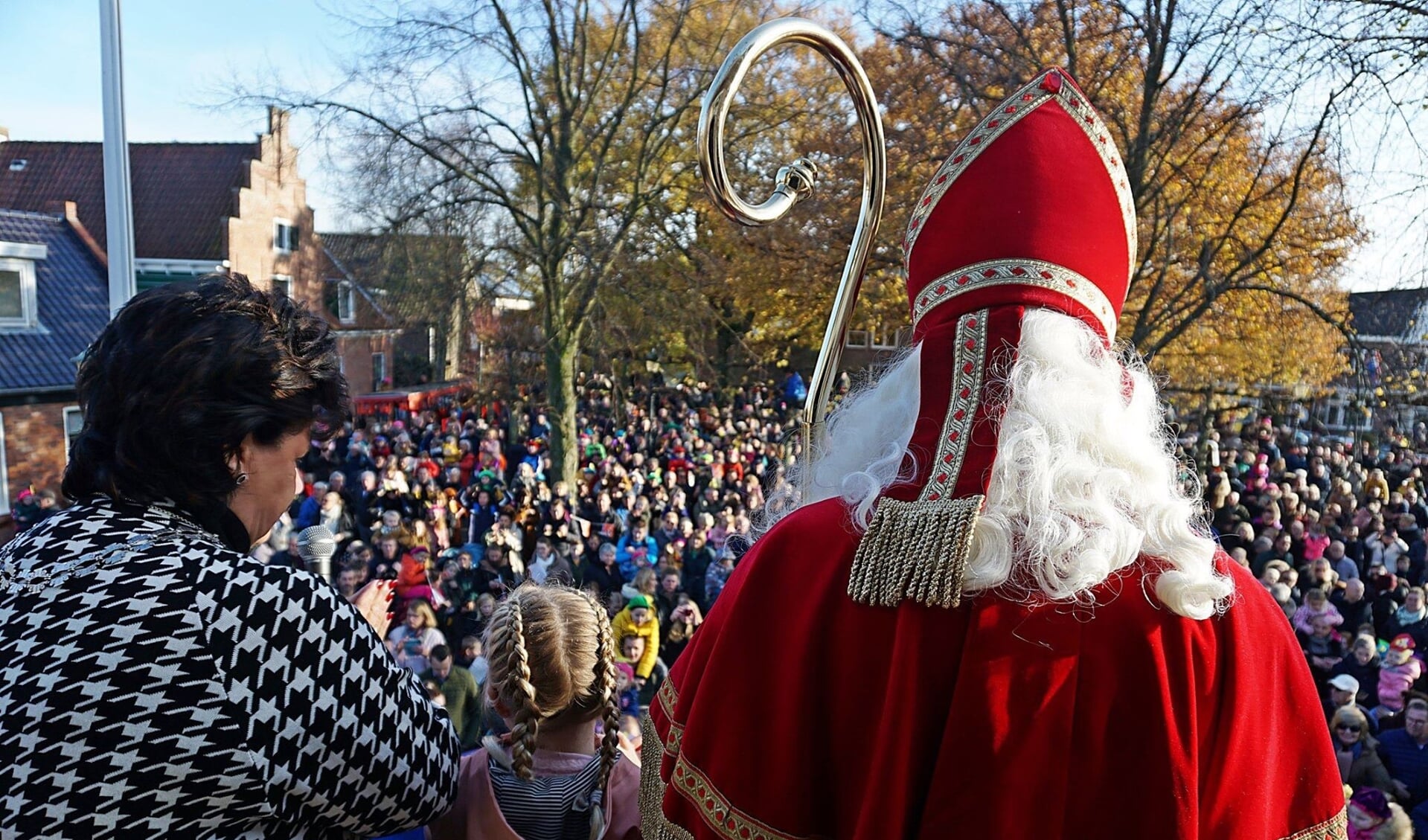 Sinterklaas werd op het Regthuys ontvangen door burgemeester Verkley en kinderburgemeester Fien