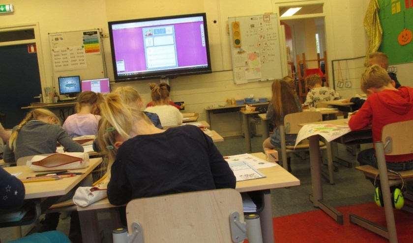De klassen zijn groot en de werkdruk is hoog in het primair onderwijs.