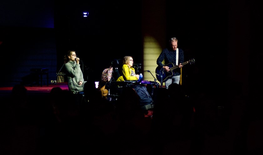 De band De Bridge tijdens hun optreden