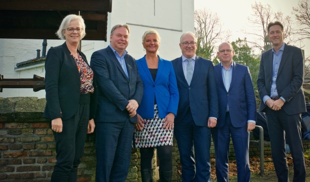 Wethouders Elly Beens, Rob Opdam, gedeputeerde Esther Rommel, burgemeester Hans Romeyn, wethouder Fred Dellemijn en gemeentesecretaris Guy Heemskerk voor de Witte Kerk.