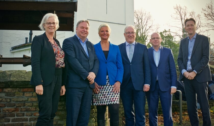 Wethouders Elly Beens, Rob Opdam, gedeputeerde Esther Rommel, burgemeester Hans Romeyn, wethouder Fred Dellemijn en gemeentesecretaris Guy Heemskerk voor de Witte Kerk.