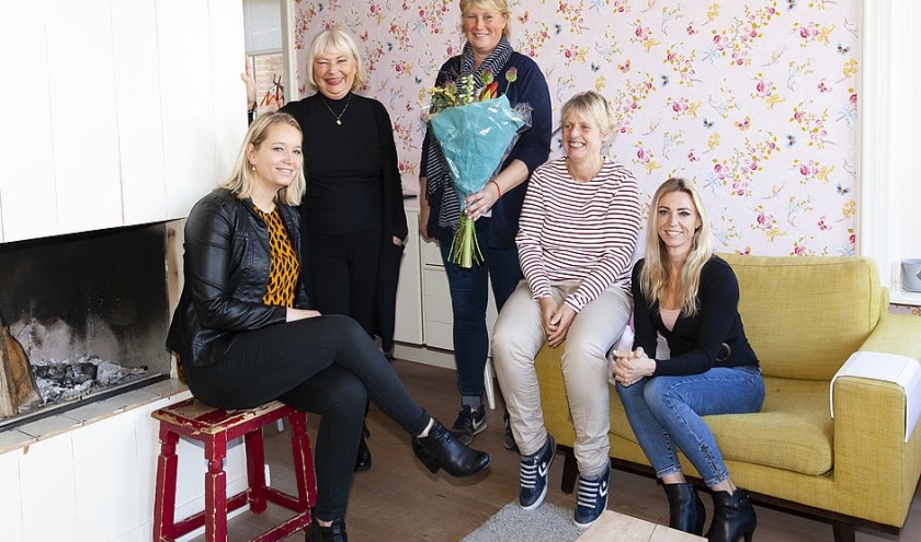 Emma Bunnink (gemeente), Cecilia van Weel (wethouder), pleegouders Carien en Janet en Cindy Ruijten (pleegzorgorganisatie)