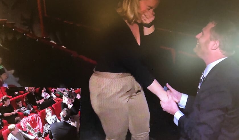 Een beeld uit de video: Frank gaat op zijn knieën voor zijn Manuela