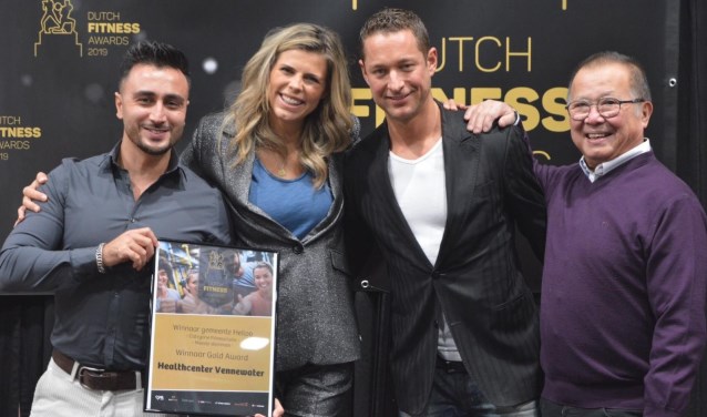 Hikmet Kusakci, Stefan Bakker en Rob Dijkstra (v.l.n.r.) ontvingen de award uit handen van model Kim Kötter en fitgirl Fajah Lourens (nb. teamlid Sanne Visser ontbreekt op de foto)