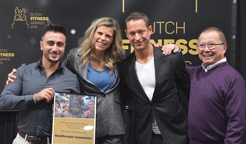 Hikmet Kusakci, Stefan Bakker en Rob Dijkstra (v.l.n.r.) ontvingen de award uit handen van model Kim Kötter en fitgirl Fajah Lourens (nb. teamlid Sanne Visser ontbreekt op de foto)