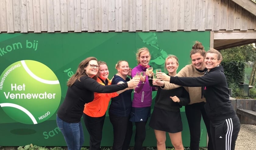 Kim Tesselaar, Winke Scharringa, Martise Leemhuis, Rosalie Kaandorp, Bibi Volger, Elsemieke Hackenitz, Stefanie Wütrich.