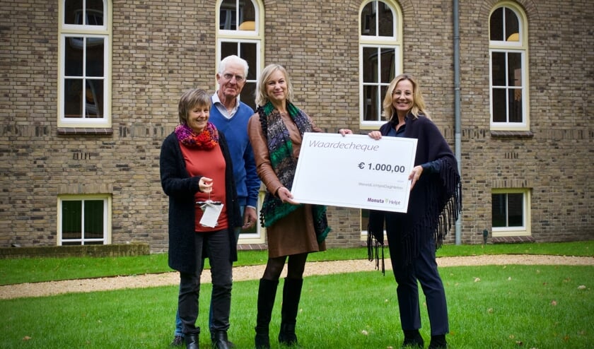 Evi Velders, Aad de Wit en Anne Smaal nemen de cheque in ontvangst van Dorien Veerman.