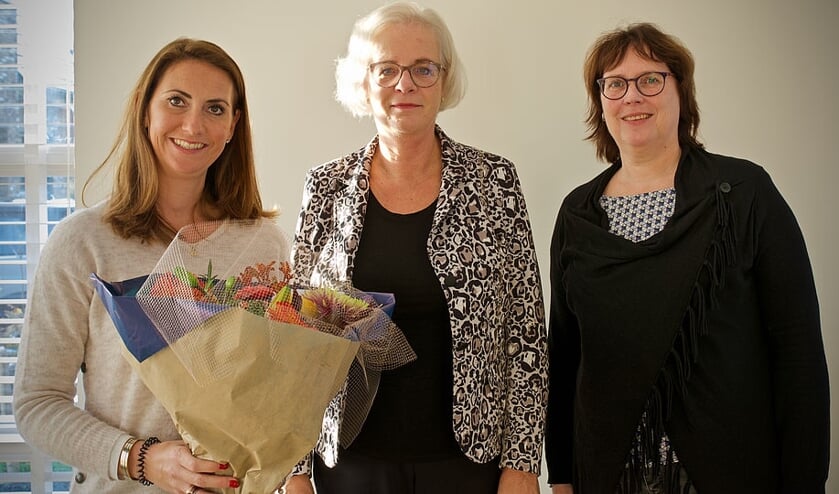 V.l.n.r.: pleegouder Wendy Stet, wethouder Elly Beens en pleegzorgbegeleider Jorien Mondt.