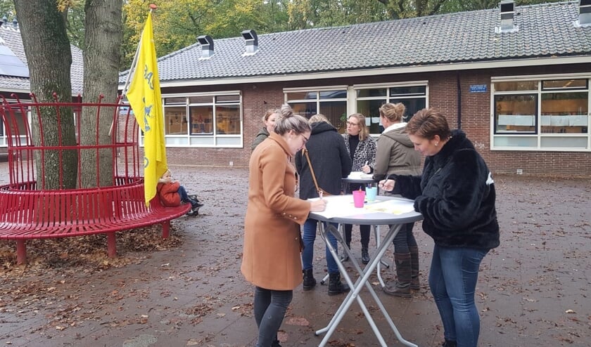 Ook deze ouders zetten hun handtekening en steunen daarmee de leraren.