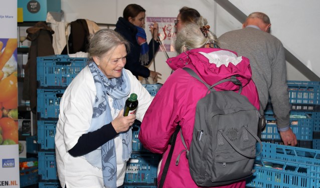 Het winkelend publiek leverde zaterdag houdbare levensmiddelen in voor de Voedselbank.