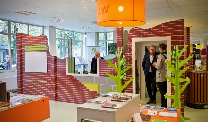 Wethouder Rob Opdam opende het Huis van Duurzaamheid in de Bibliotheek.