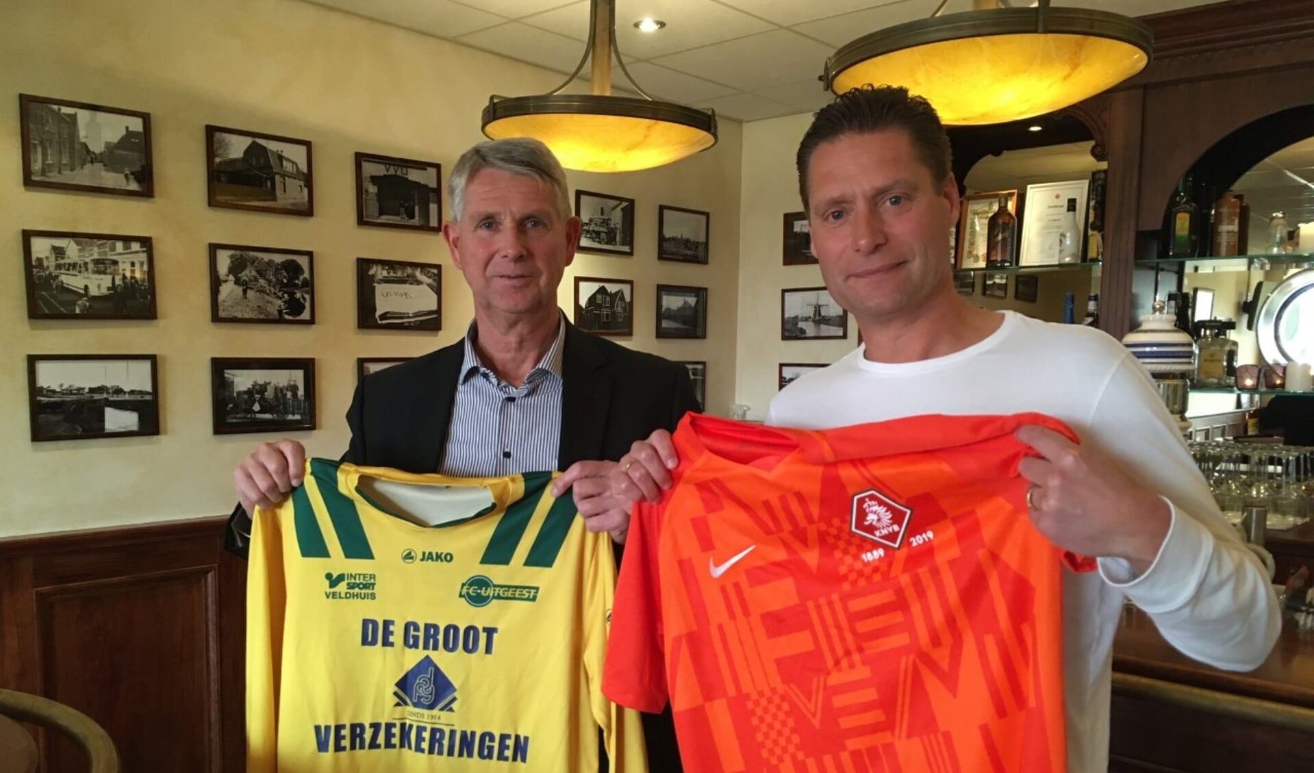 Afgelopen zondag vóór de wedstrijd van FC Uitgeest tegen De Meern ruilde onze voorzitter Frans van Zijl met Rob van Twuijver van de KNVB de shirtjes.