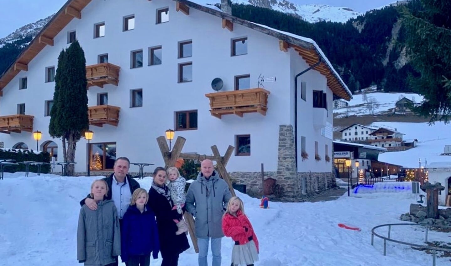 De familie voor hun nieuwe onderkomen in Oostenrijk. 