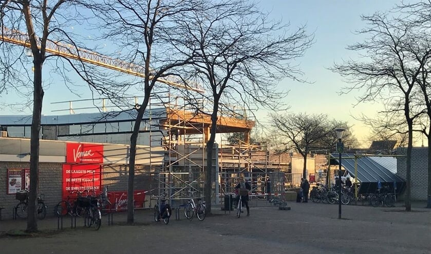 Het pleintje bij de zuidelijke ingang van het winkelcentrum krijgt een facelift