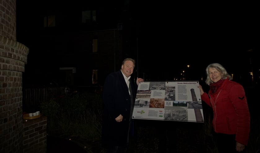 Wethouder Opdam en Anita van Breugel aan de voet van de schoorsteen bij het nieuwe informatiebord.