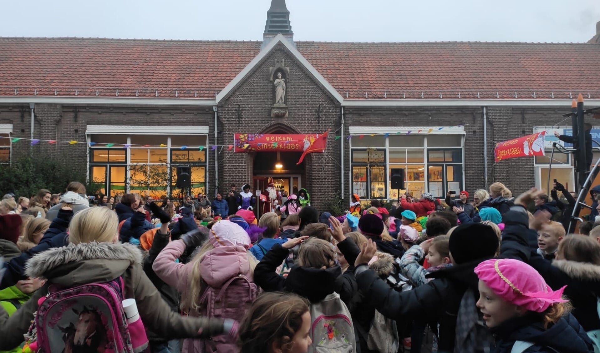 Sinterklaas wordt verwelkomd op basisschool De Binnenmeer
