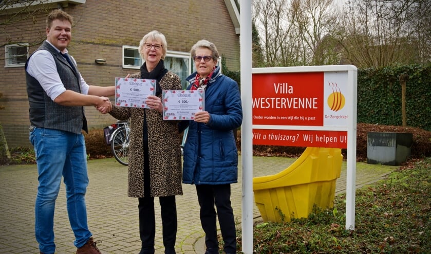 Joost Lammerts neemt de cheques in ontvangst van Gusta Becker en Renée Rutte.