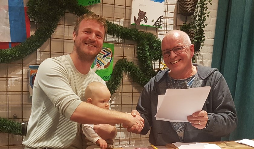 Links Mark Bonne van Hopman ERA Makelaars met dochter Febe en rechts voorzitter Gert Jan van Steenis.