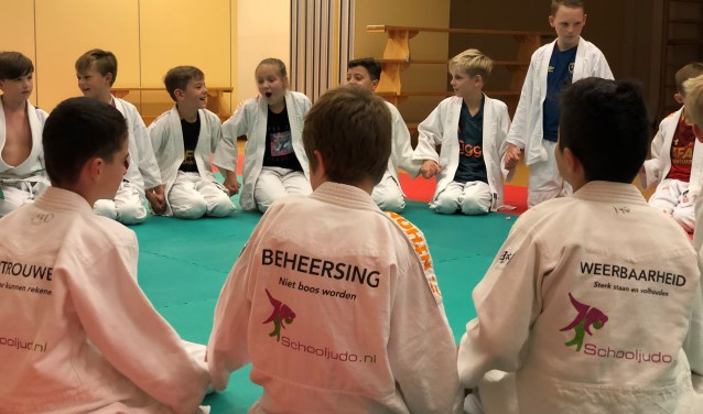 Vertrouwen, beheersing en weerbaarheid zijn drie van de zes waarden die de kinderen leren tijdens de lessen schooljudo.