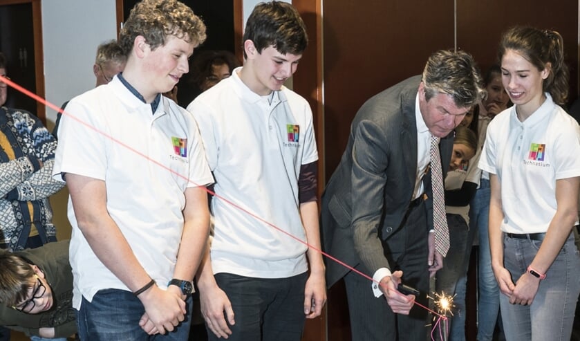 Met een spectaculaire kettingreactie werd de opening verricht