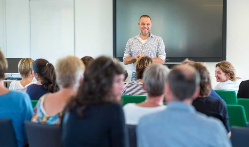 Marcel van Herpen houdt een masterclass over pedagogische tact voor ISOB-medewerkers.