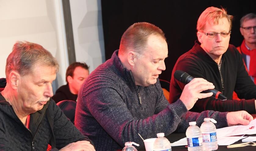<p>Gerrit Idema spreekt de vakbondsleden toe</p>