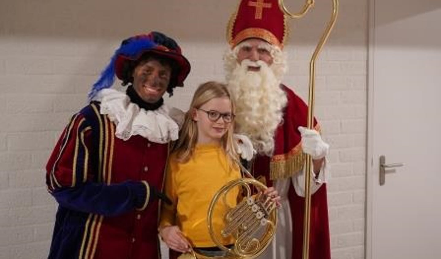 Sint en Piet hadden het geluk om met Dorienke en haar nieuwe hoorn op de foto te mogen