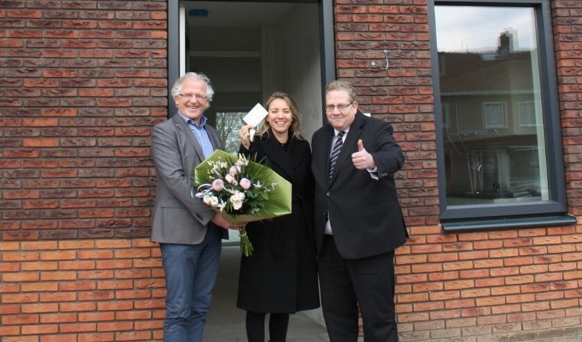 Dick Tromp, directeur-bestuurder van Kennemer Wonen (links) en wethouder Paul Slettenhaar (rechts) heetten nieuwe bewoonster mevrouw Van Diepen van harte welkom aan de Eerste Groenelaan in Castricum.