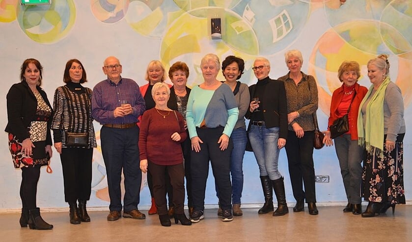 Coördinator Ouderenwerk Carla van Megen (Links) docent heer De Rooij (3e van links) en aan zijn rechterzijde Wethouder Van Weel