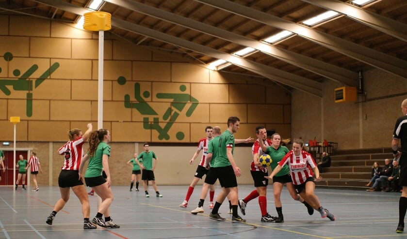 een stevig gehinderde Romy Erkelens in actie