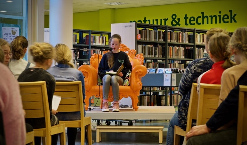 Winnares Fay Lock leest voor uit Dirkje Bakkes, brandnetelspecialist.