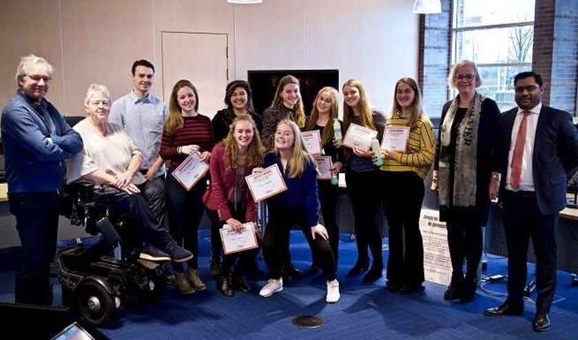 De deelnemende studenten met hun certificaat