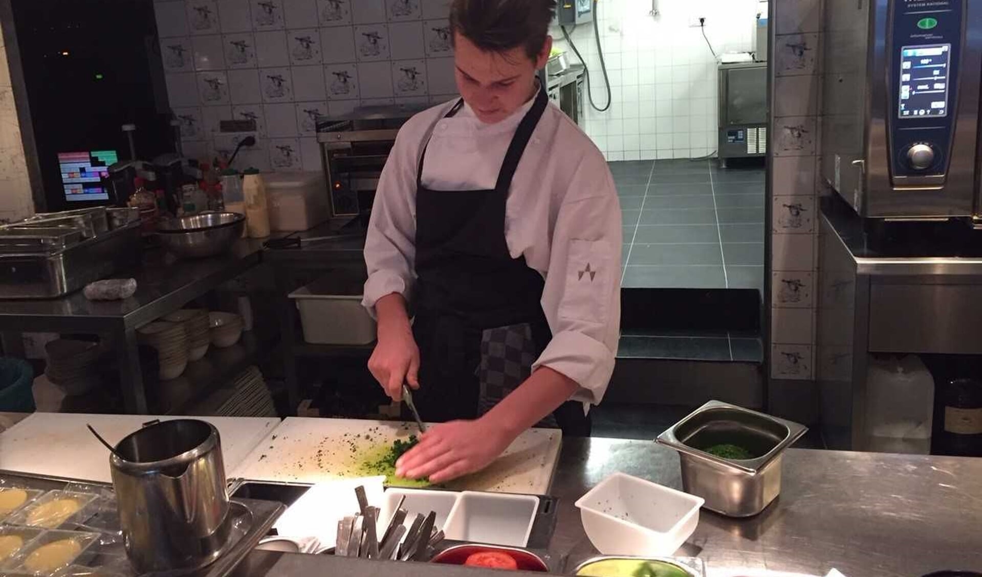leerling Joey Lutte aan het werk in restaurant de Kroon op het Rembrandplein in Amsterdam. Joey wil kok worden.