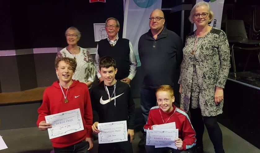 Bij de volwassenen v.l.n.r.: Francien Rotteveel (2e prijs), Ton Steenaert (gedeelde 3e prijs), Jeroen Aarten (1e prijs), Elly Beens (gedeelde 3e prijs). Winnaars PCC-leerlingen v.l.n.r.: Jelle de Jong (3e prijs), Jelle Venema (2e prijs), Zen Versteijne (1e prijs).
